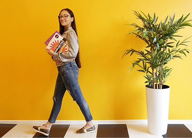 Фото девушки с учебником